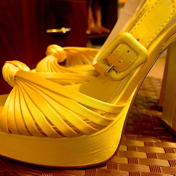 NEW H&M YELLOW SATIN PLATFORM BUCKLE SANDALS - Picture 3 of 15